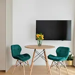 Bright & Modern With Balcony Close To The Center By Renters شقة