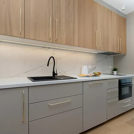 شقة Bright & Modern With Balcony Close To The Center By Renters