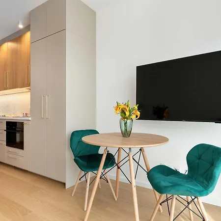 Lägenhet Bright & Modern With Balcony Close To The Center By Renters *