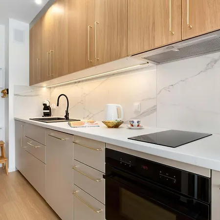 Apartment Bright & Modern With Balcony Close To The Center By Renters *