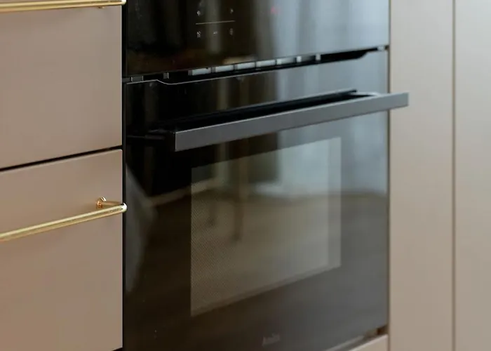 Bright & Modern With Balcony Close To The Center By Renters *